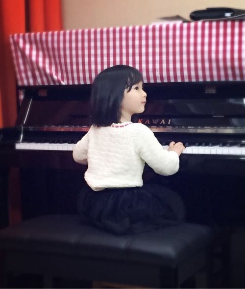 三岁半女宝学钢琴,我就这样坐在琴旁看你慢慢